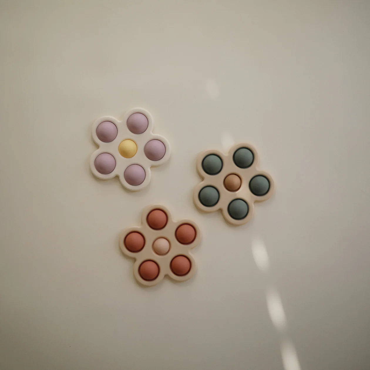 press toy flower, soft lilac - MUSHIE