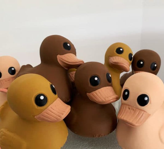 badspeelgoed, eend mini, sandy nude - HEVEA