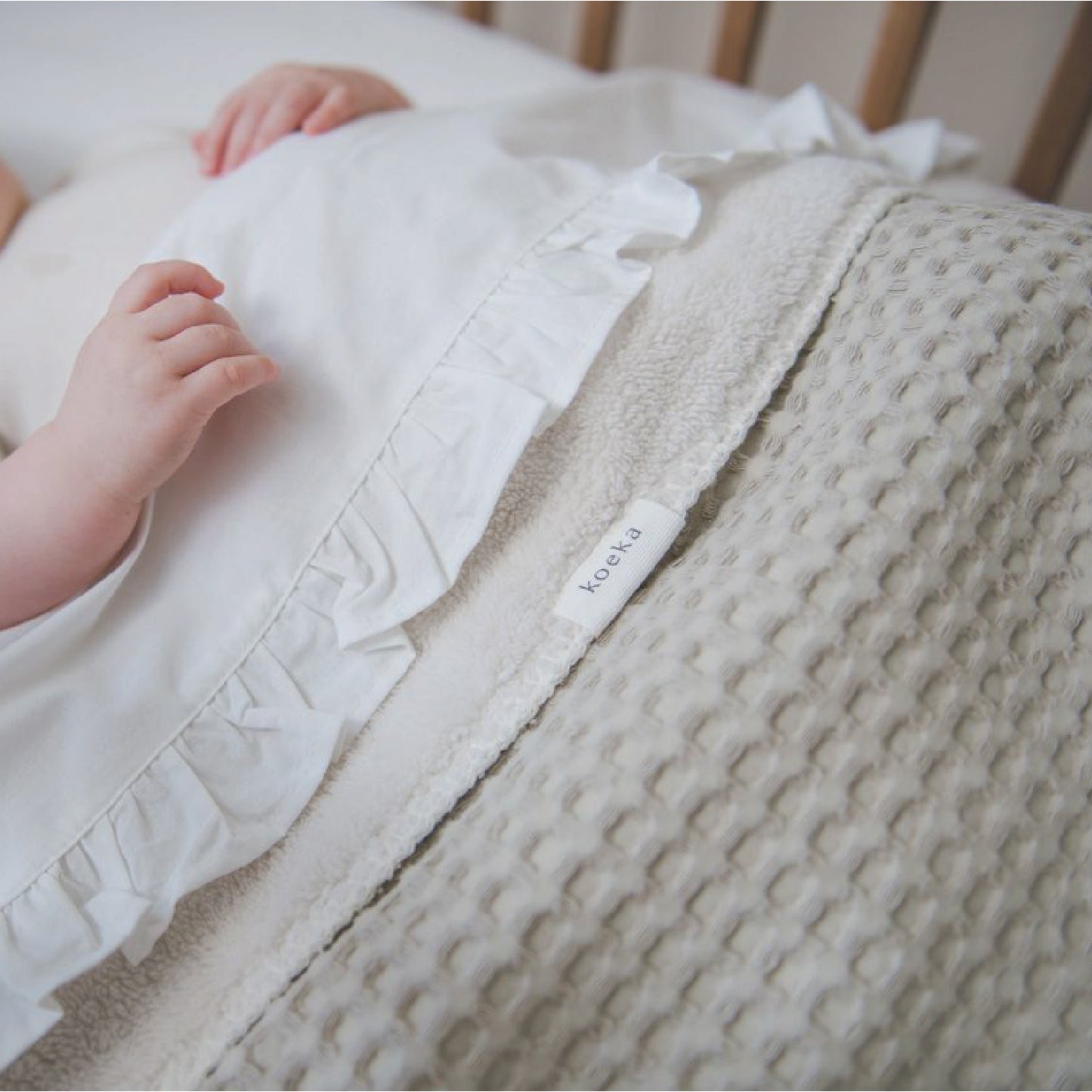 ledikantlaken ruffle, warm white - KOEKA