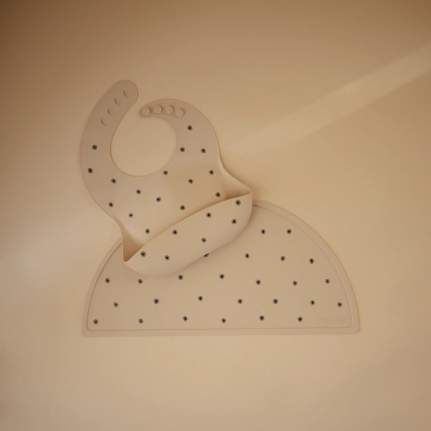 siliconen eetslab, black daisy - MUSHIE