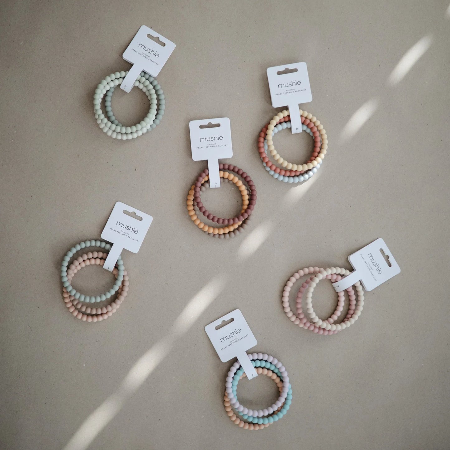 bijtring parelarmband, mellow/terracotta/periwinkle - MUSHIE