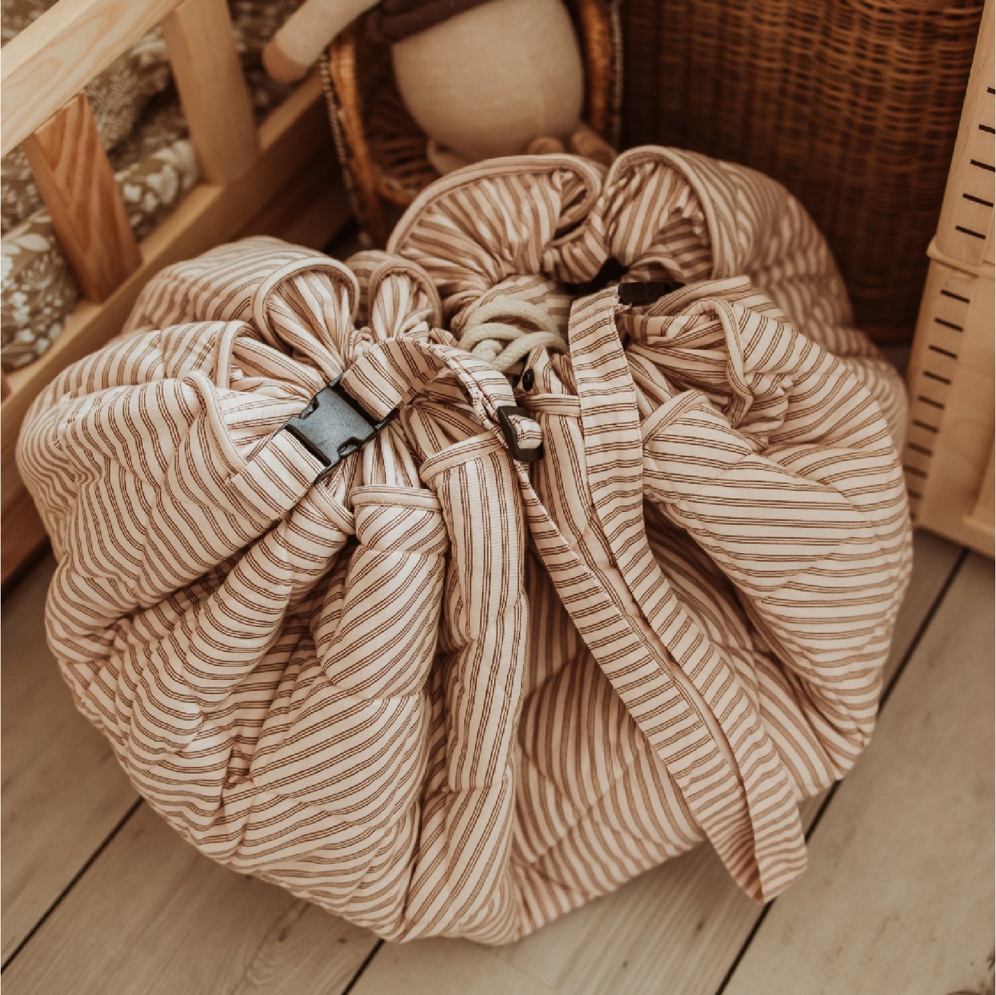 opbergzak/speelmat noomad soft, stripes brown – PLAY & GO