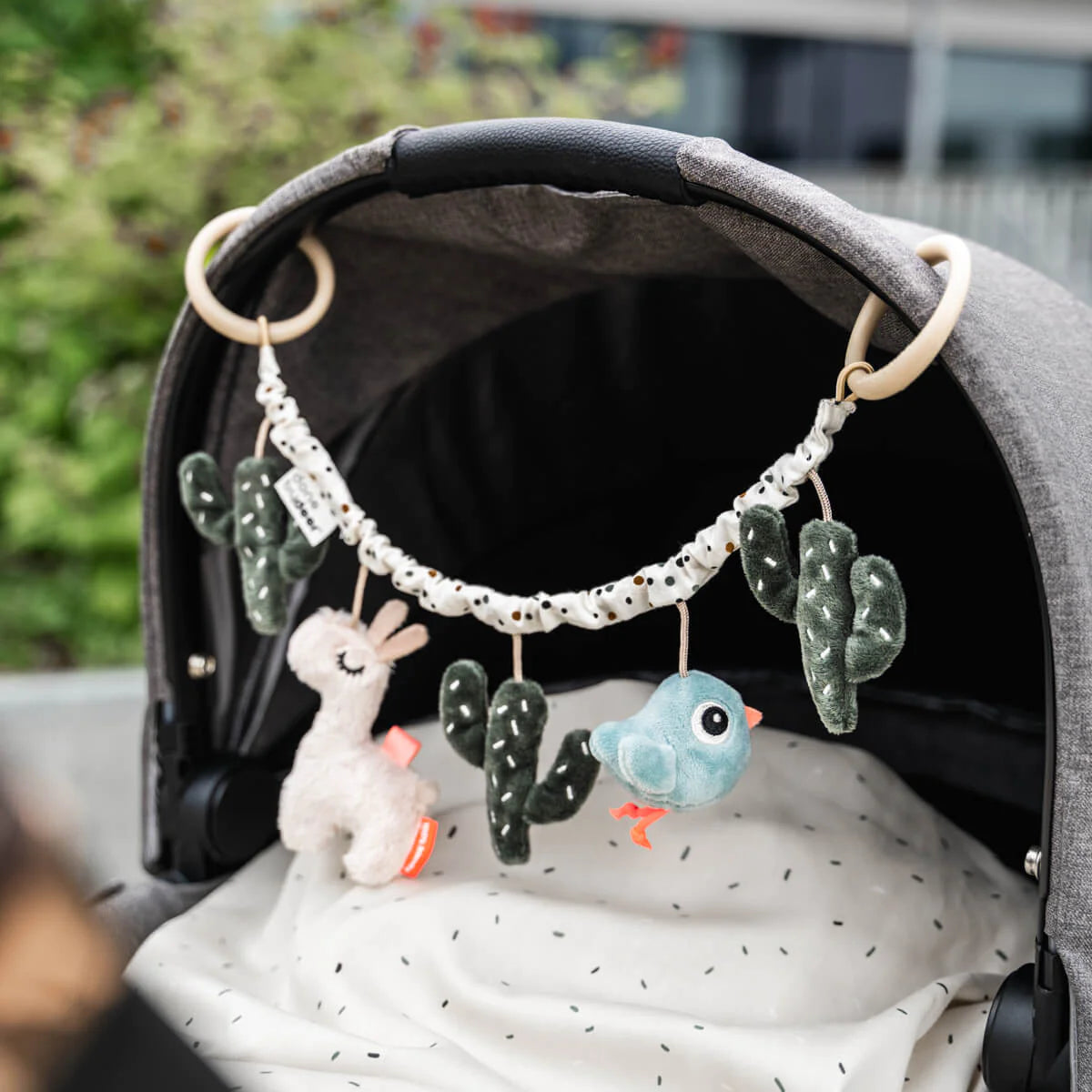 speeltje buggy/autostoel lalee, sand – DONE BY DEER