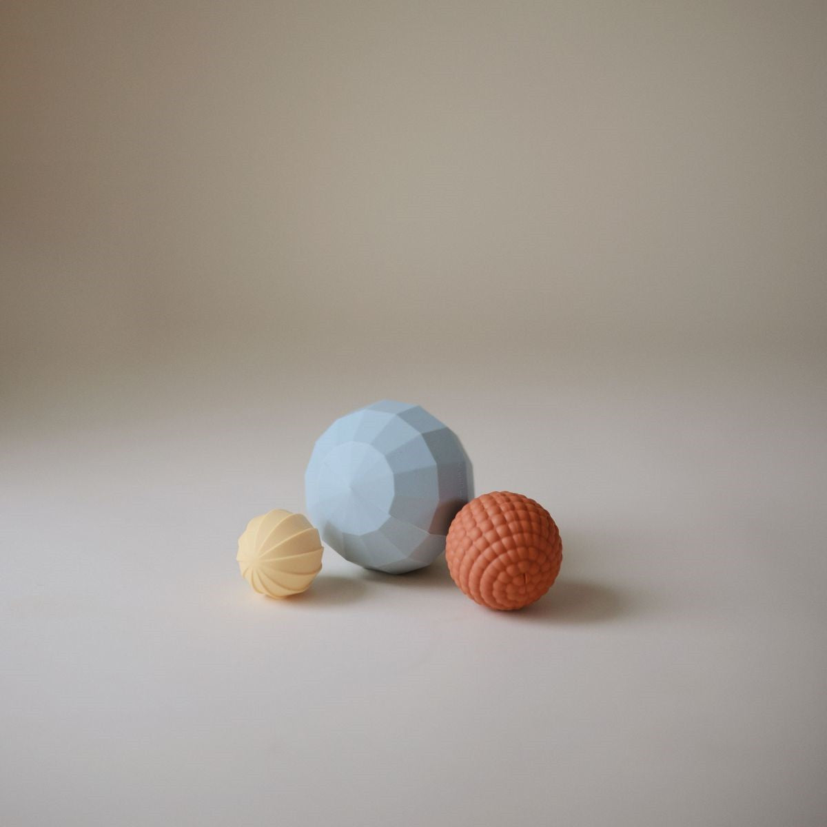zintuiglijk speelgoed nesting spheres, powder blue - MUSHIE