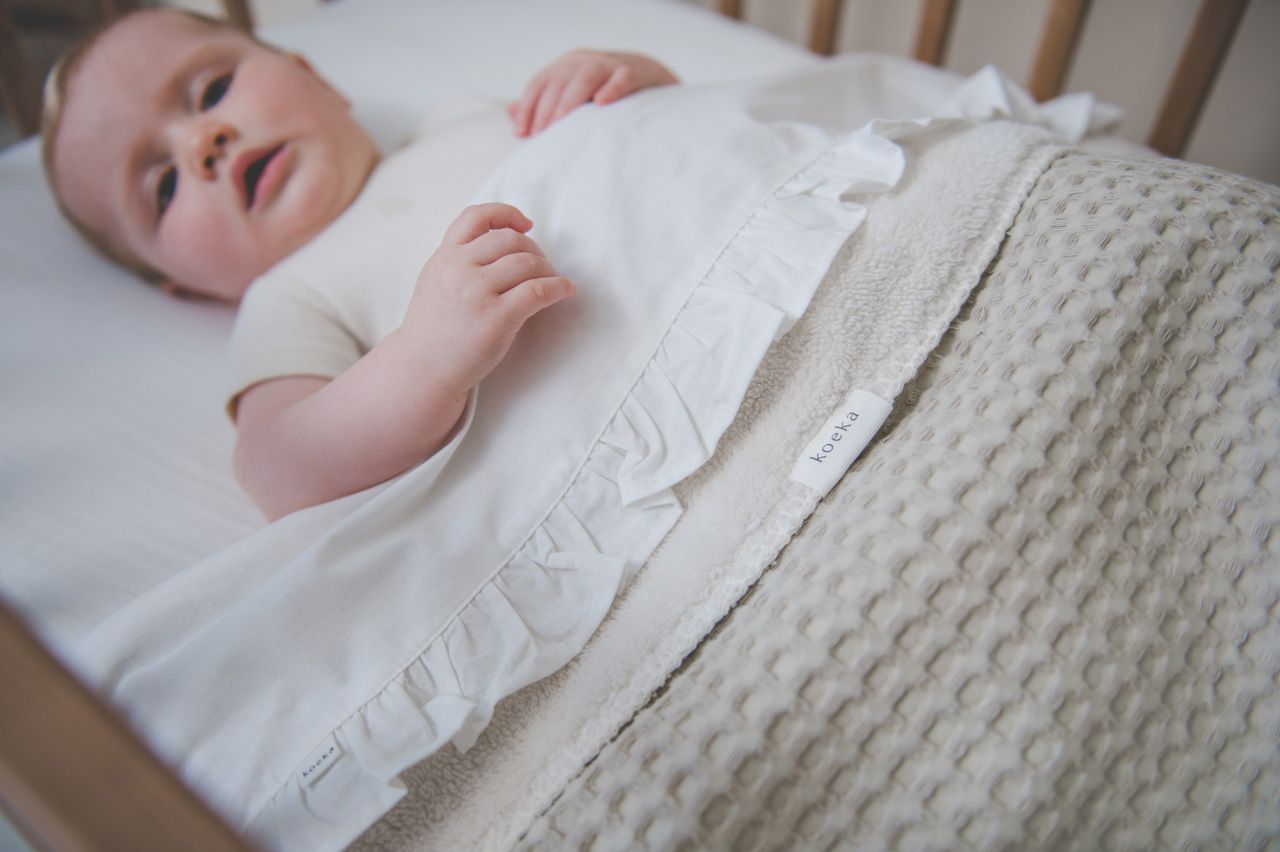 wieglaken ruffle, warm white - KOEKA