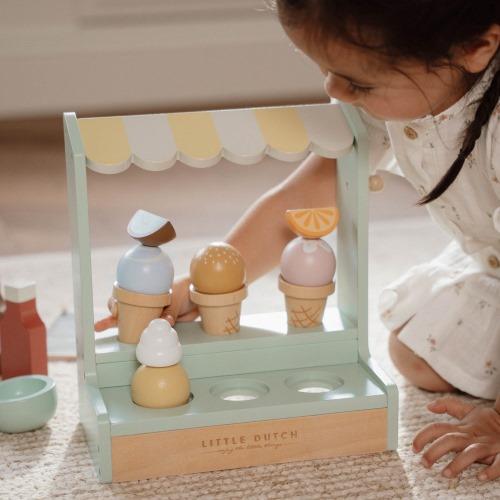 houten ijskraam - LITTLE DUTCH