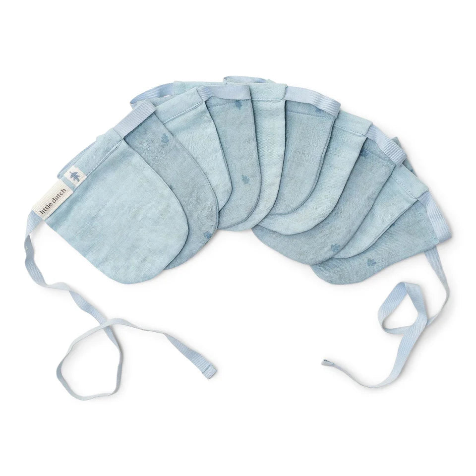 slinger met vlaggetjes, blauw - LITTLE DUTCH