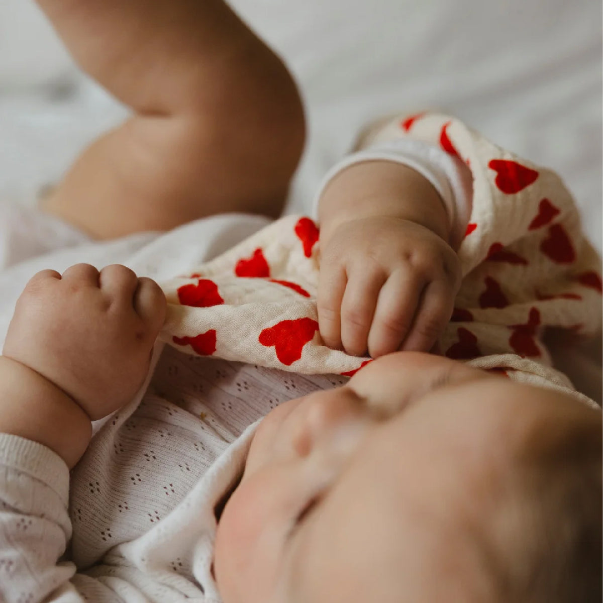 verzorgingsdoek j'adore petit, wit/rood - ATELIER POMME
