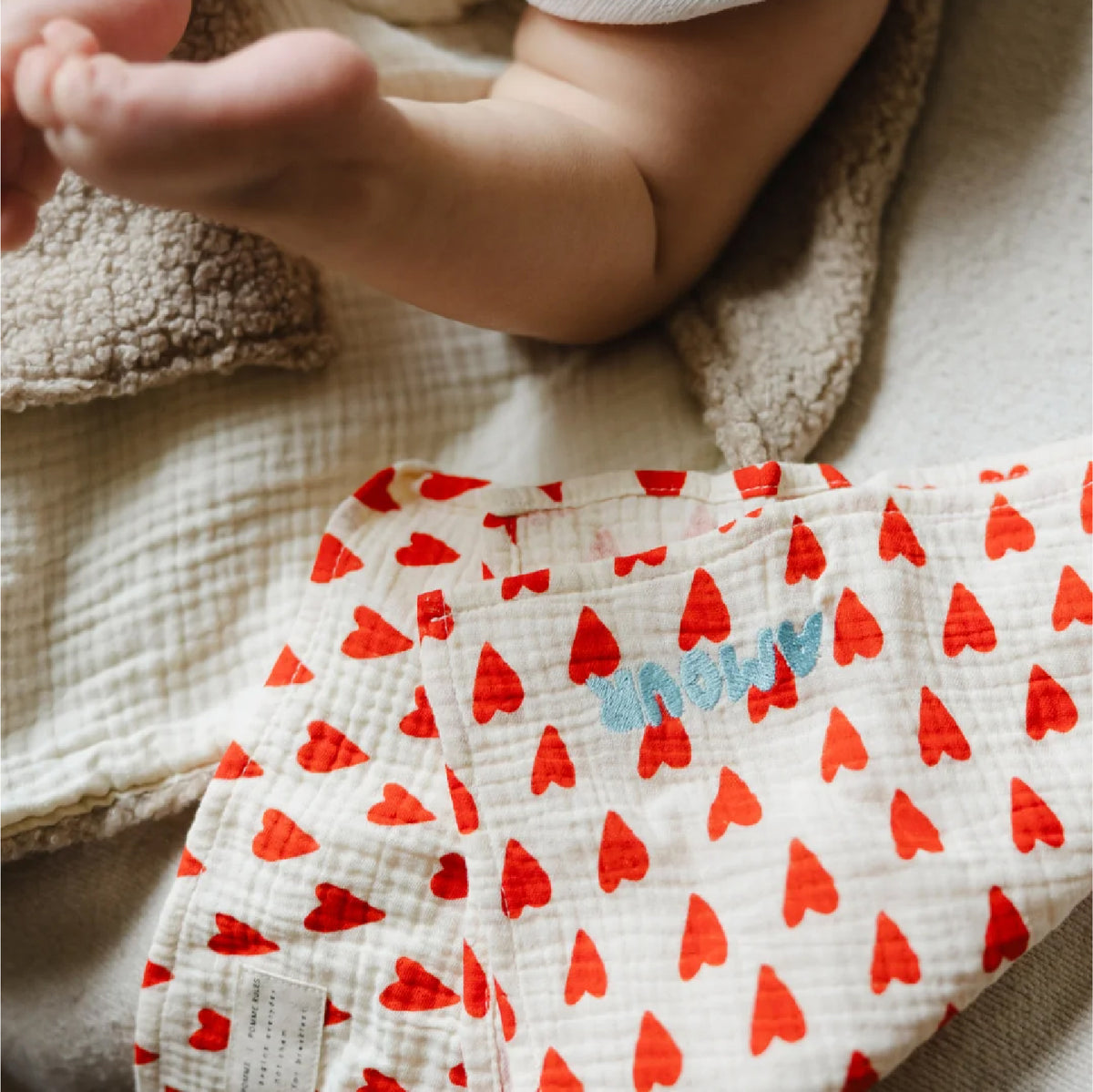 verzorgingsdoek j'adore petit, wit/rood - ATELIER POMME