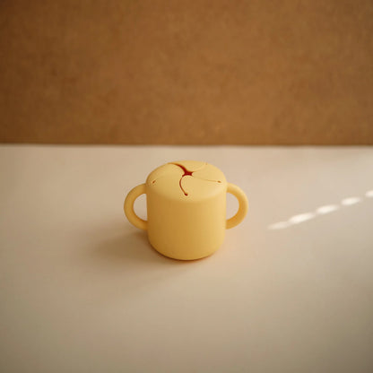 snack cup silicone, pale daffodil – MUSHIE