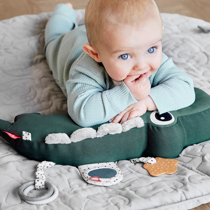 kussen tummy time croco, powder – DONE BY DEER