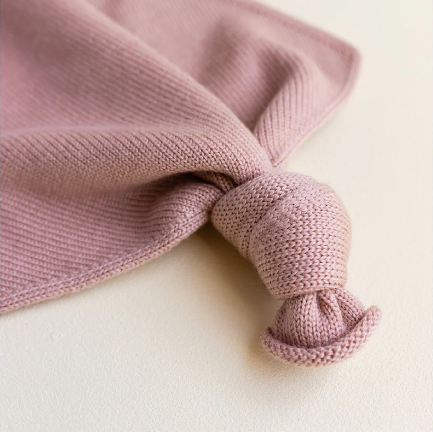 knuffeldoekje teddy tokki, apricot – HVID
