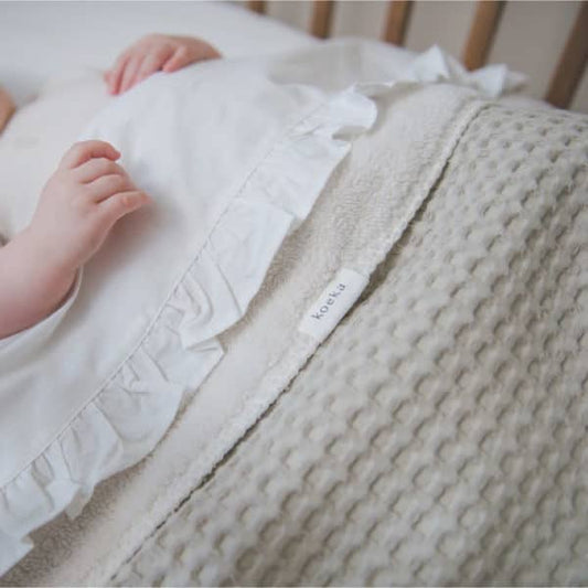 ledikantlaken ruffle, warm white - KOEKA