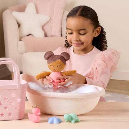 badpop meisje in mand + acc., bruin haar - LULLABABY