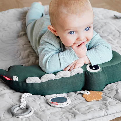 kussen tummy time croco, green - DONE BY DEER