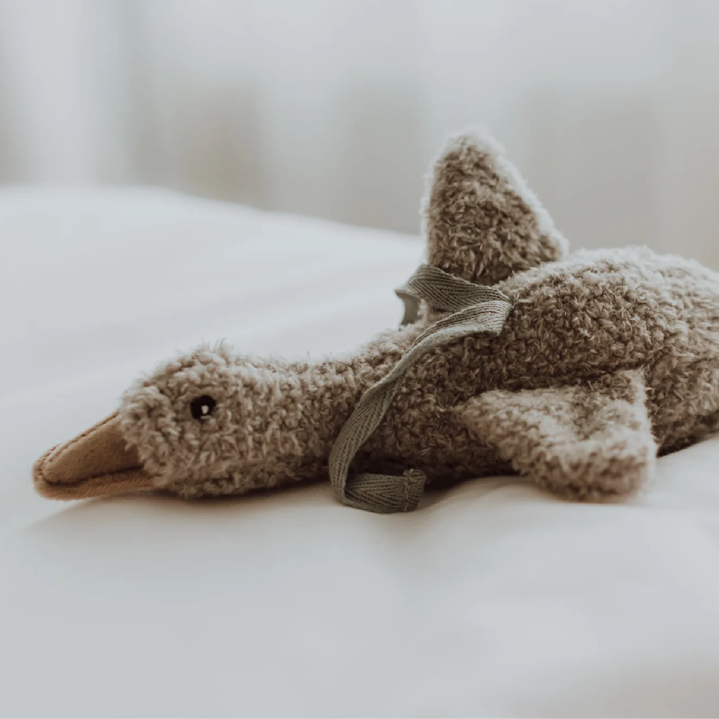 knuffel + geluid onderweg, liva duck grey – FLOW AMSTERDAM