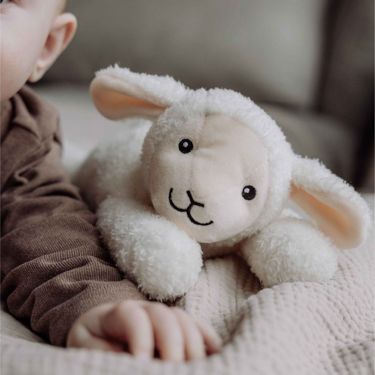 knuffel + geluid, rosie sheep beige - FLOW AMSTERDAM
