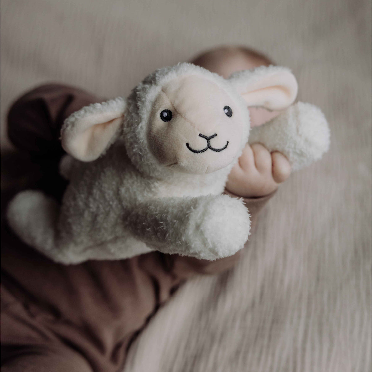 knuffel + geluid, rosie sheep beige - FLOW AMSTERDAM