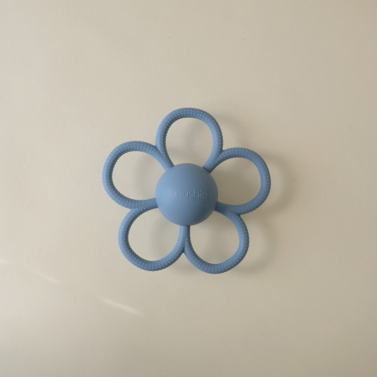bijtring/rammelaar daisy, faded denim - MUSHIE