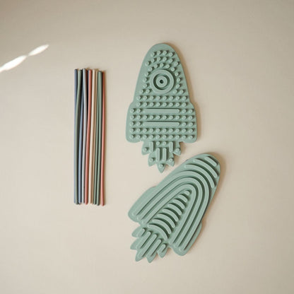 sensorisch speelgoed raket, cambridge blue - MUSHIE