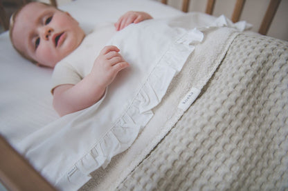 wieglaken ruffle, warm white - KOEKA